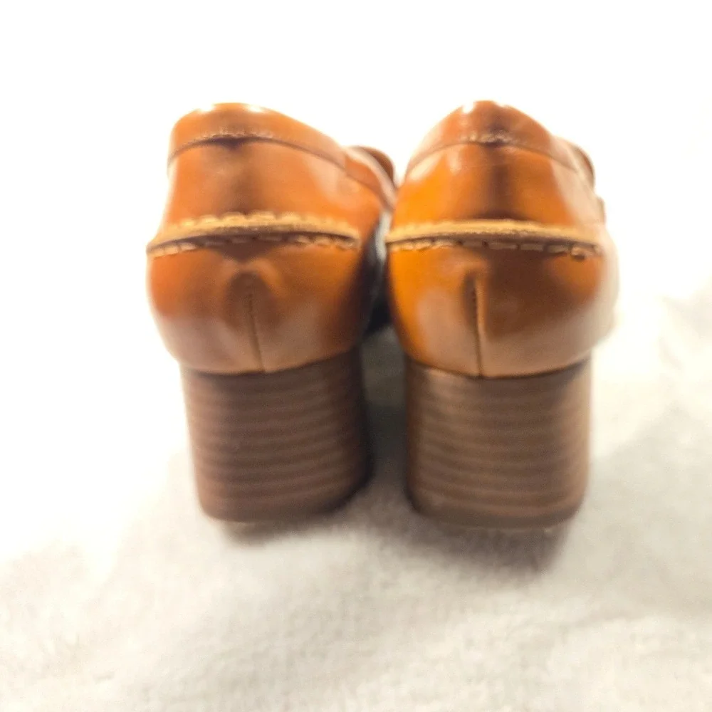 Vince Camuto Tan Leather Penny Loafers Block Heel Gold Crest Detail Womens 8.5M